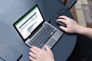 vừa sạc vừa dùng laptop Pin laptop có mau hư ? 1 vừa sạc vừa dùng laptop Pin laptop có mau hư ?