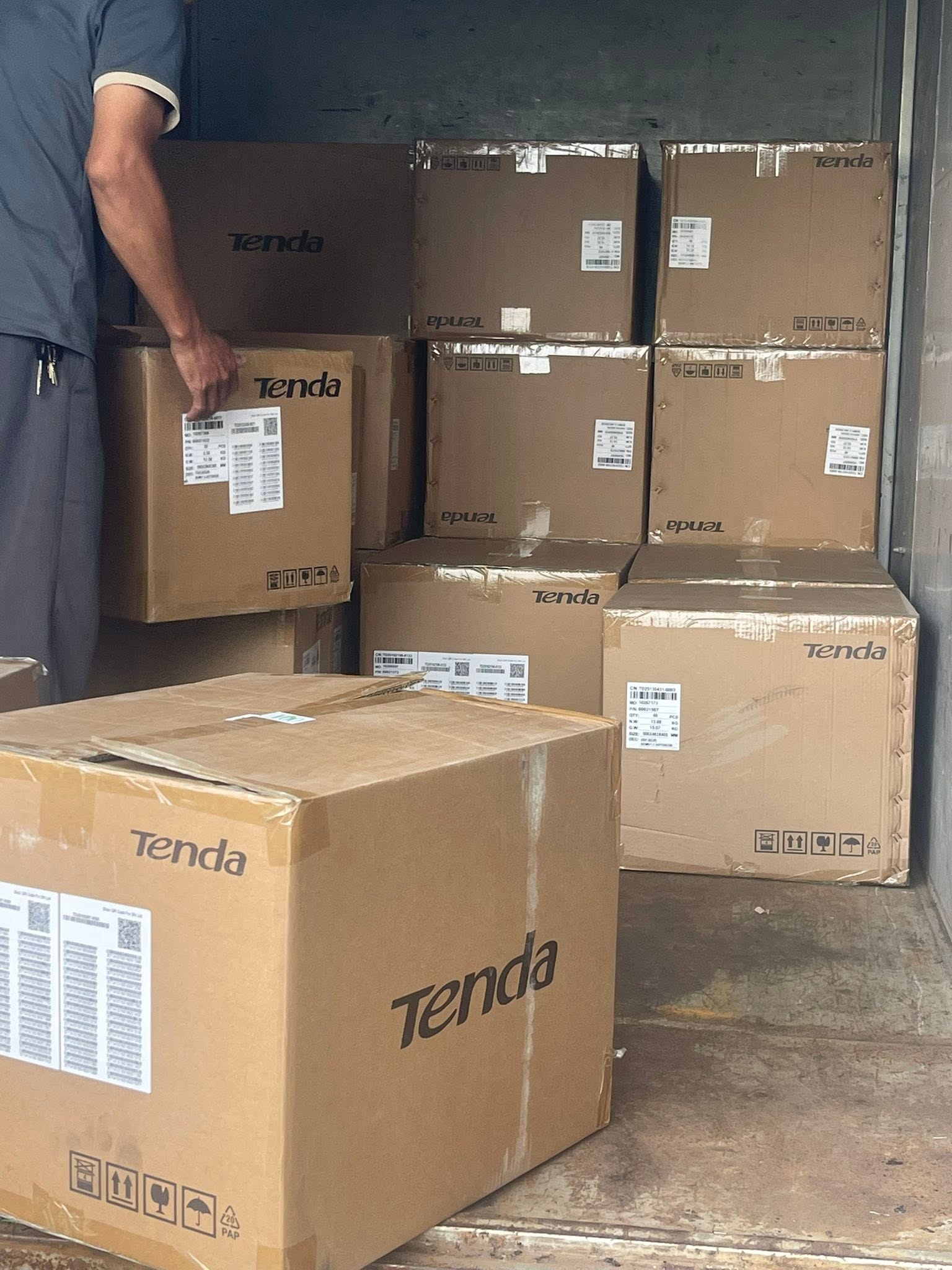Sẵn số lượng Switch Tenda SG108 8-Port Gigabit tại Tấn Phát AD
