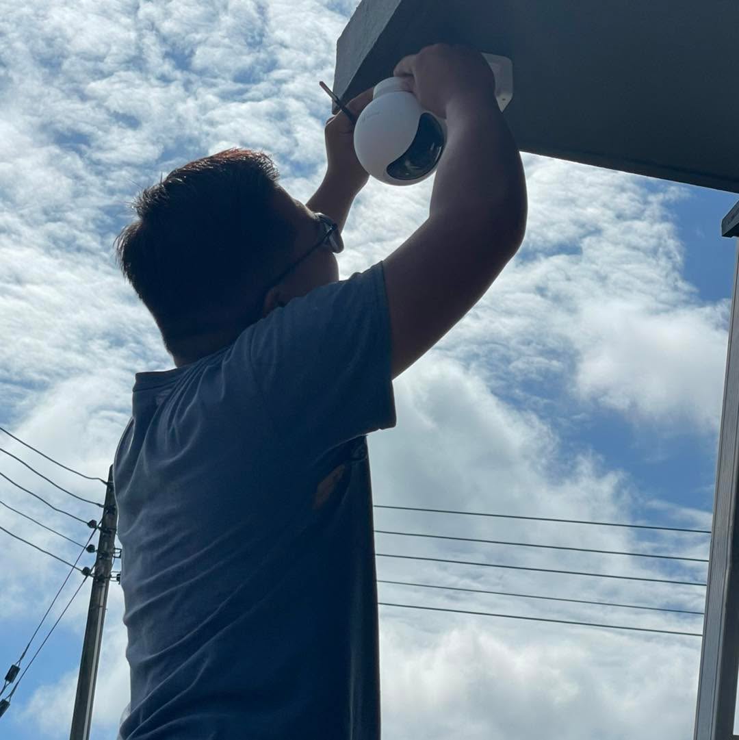 lắp đặt camera uy tín tại Đắk Lắk Camera EZVIZ CB8 Pro + Tấm pin năng lượng mặt trời 5W