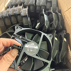 Fan Case Không LED 12025 12V kích thước 120mm, tốc độ 1200RPM, độ ồn 20dBA, lưu lượng gió 33.5CFM. Giải pháp tản nhiệt hiệu quả cho PC văn phòng và gaming.