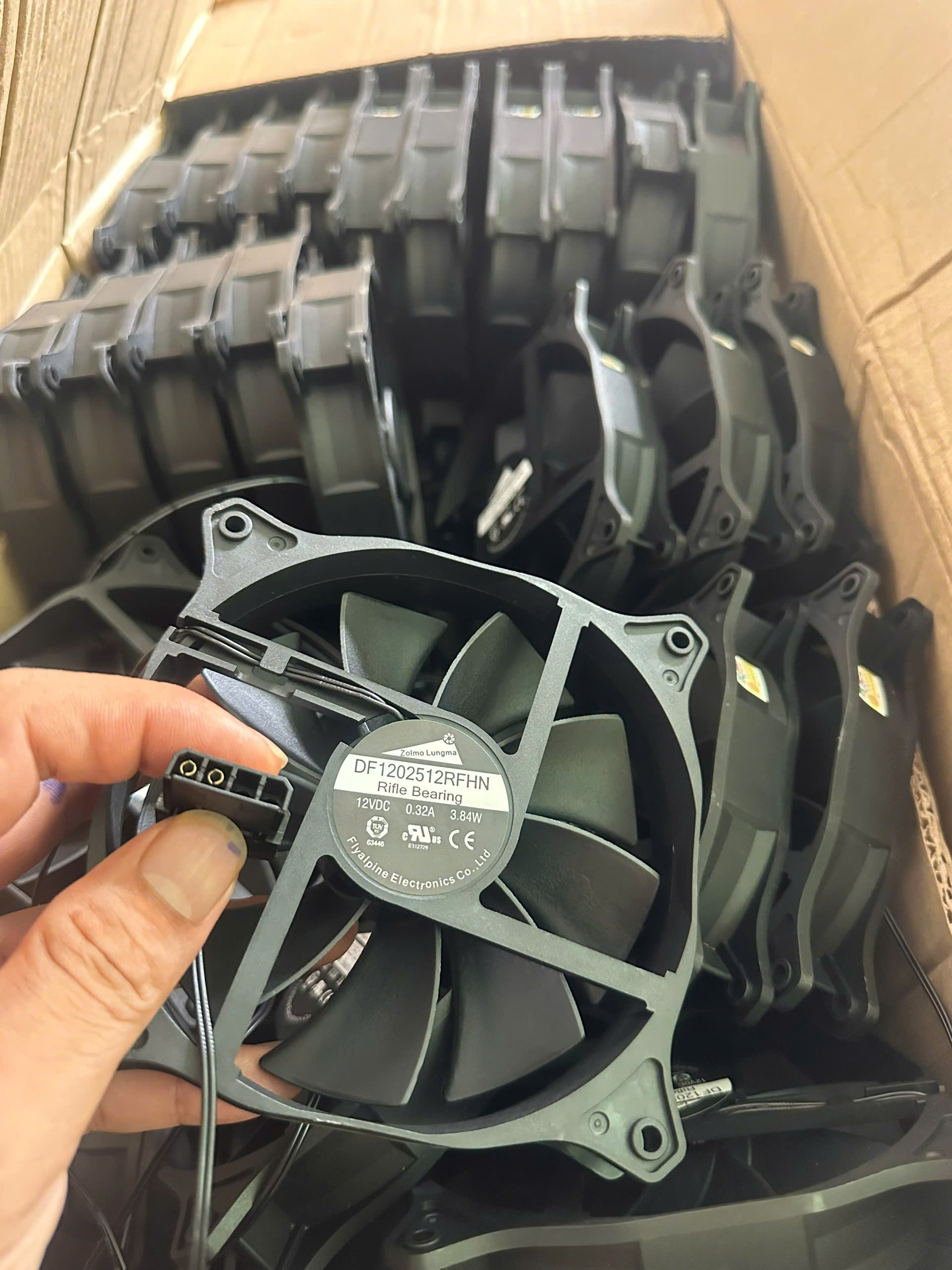Fan Case Không LED 12025 12V kích thước 120mm, tốc độ 1200RPM, độ ồn 20dBA, lưu lượng gió 33.5CFM. Giải pháp tản nhiệt hiệu quả cho PC văn phòng và gaming.